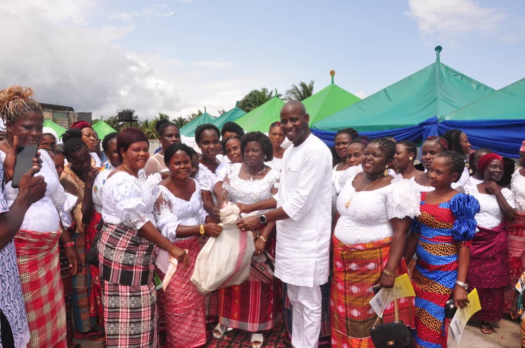 Engr. Justus Adumu Ngerebara hands over supplies to women at the Isiama Women’s Empowerment event in Isiama Town